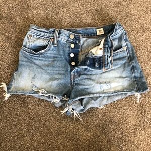 Stunning high waisted Levi shorts!